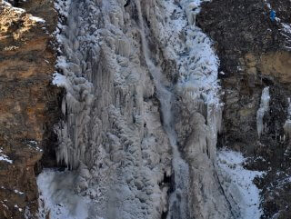 Kars'ta soğuk havada şelale dondu 