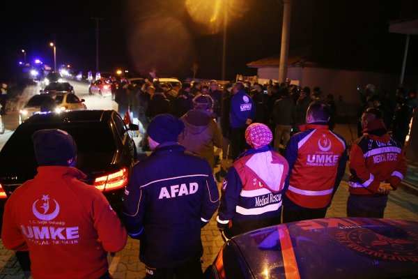 Manisalılar geceyi yine sokakta geçirdi