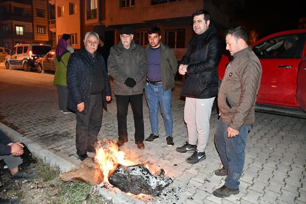 Manisalılar geceyi yine sokakta geçirdi