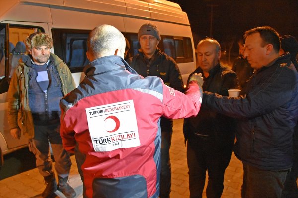 Manisalılar geceyi yine sokakta geçirdi