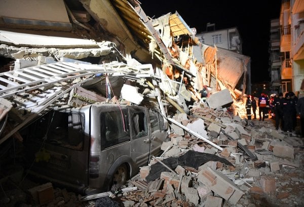 Elazığ'daki deprem sonrası ölü sayısı artıyor