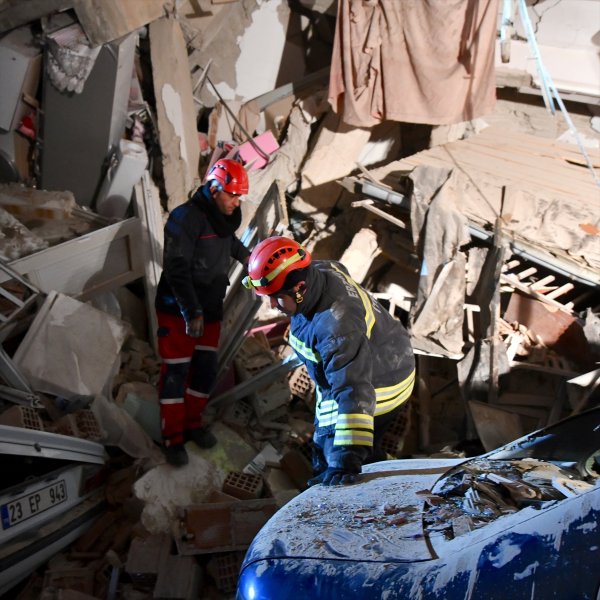 Elazığ'daki deprem sonrası ölü sayısı artıyor