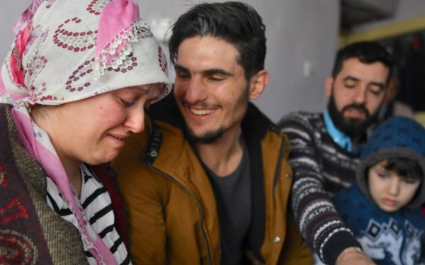 Suriyeli Mahmud kurtardığı depremzede ile buluştu