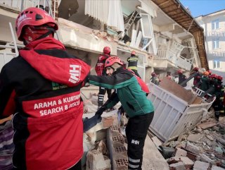 İHH ekipleri deprem bölgesinde yardımlarını sürdürüyor