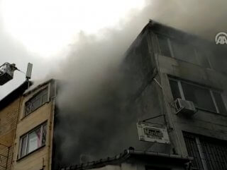Eminönü'nde bir hanın çatısında yangın çıktı