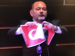 Türk bayrağını yırtan Yunan vekile tepkiler