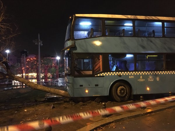 Kartal´da özel halk otobüsü durağa daldı: 5 yaralı