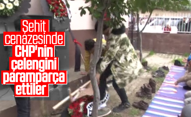 Şehit cenazesinde CHP çelenkleri parçalandı