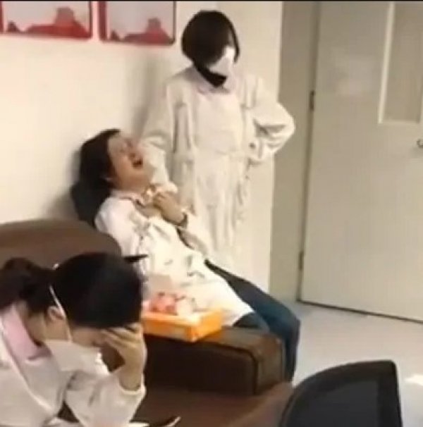 Çinli doktorların mücadelesi devam ediyor