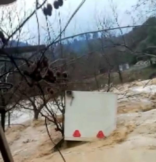 Mersin�de konteyner ev sel sularına kapıldı