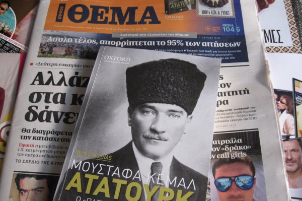 Yunan gazetesinden okuyucularına Atatürk kitabı