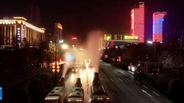 Çin'de sokaklar kamyonlarla dezenfekte ediliyor