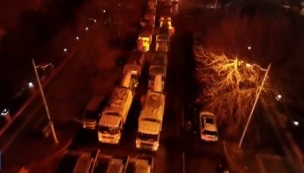 Çin'de sokaklar kamyonlarla dezenfekte ediliyor