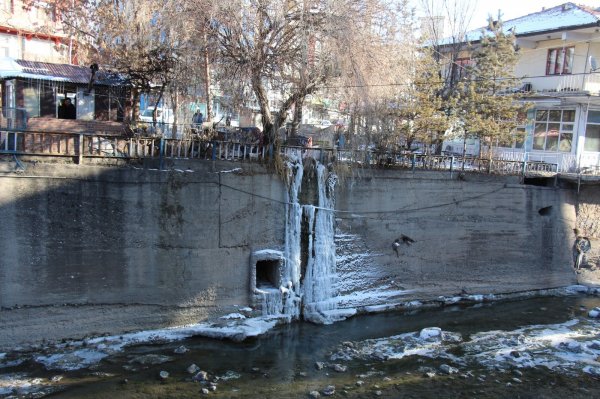 Erzurum'da dereler buz bağladı