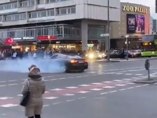 Türk düğün konvoyu Berlin'de yolu kapattı #1