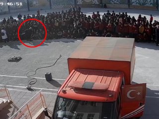 Okul müdüründen öğrenciye tekme #1