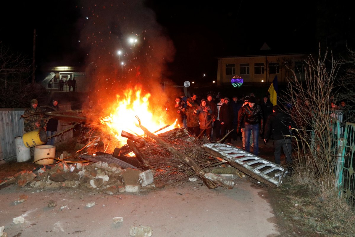 Ukrayna'da halk Çin'den tahliye edilenleri protesto etti