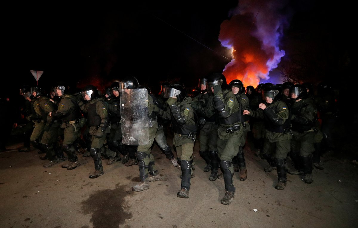 Ukrayna'da halk Çin'den tahliye edilenleri protesto etti