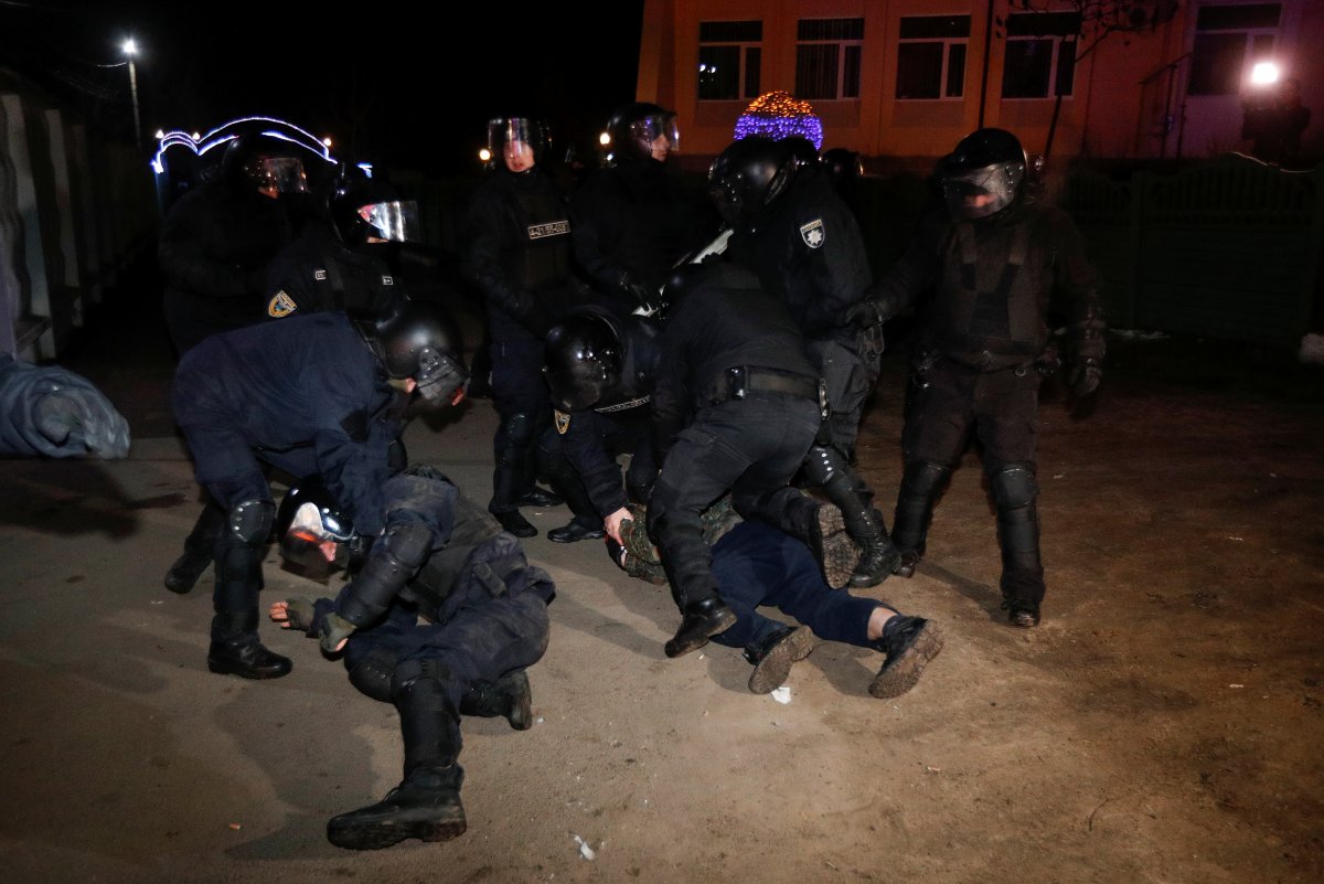 Ukrayna'da halk Çin'den tahliye edilenleri protesto etti