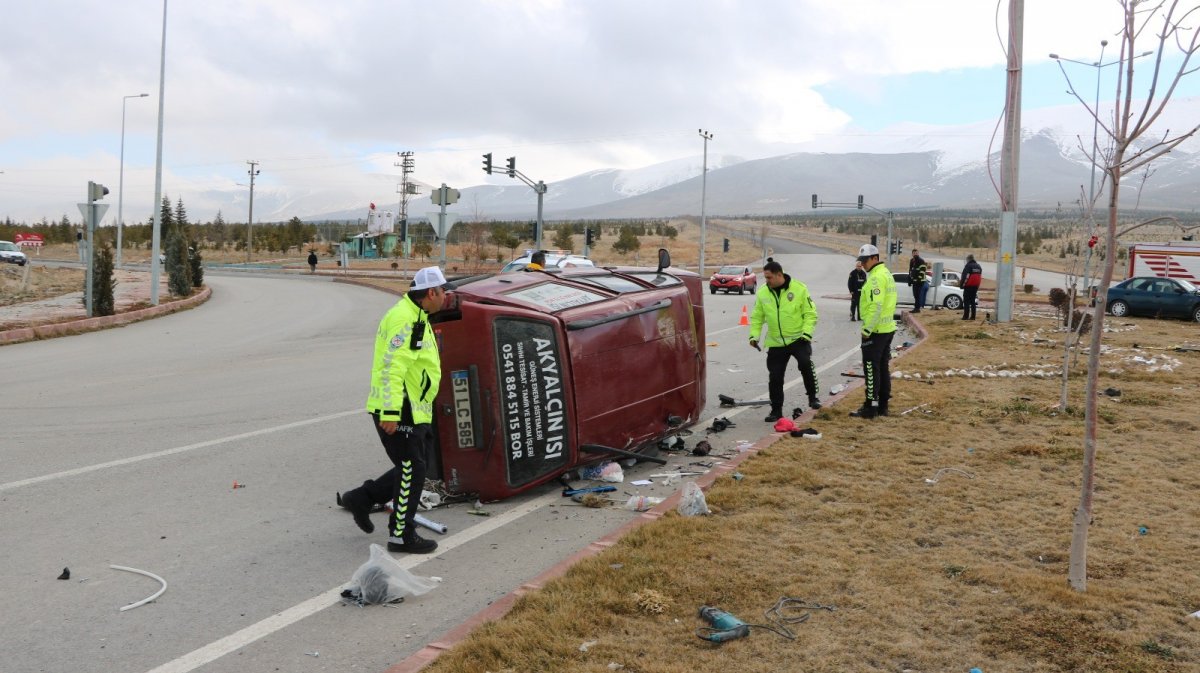 Niğde�de iki araç çarpıştı 1 ölü 5 kişi yaralı