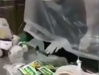 Çinli market çalışanlarının bulduğu virüsten korunma yolu #1