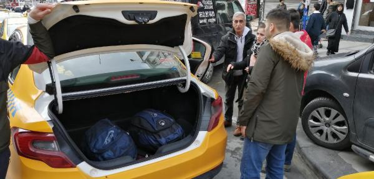 Mülteciler taksi ve minibüslerle gidiyor