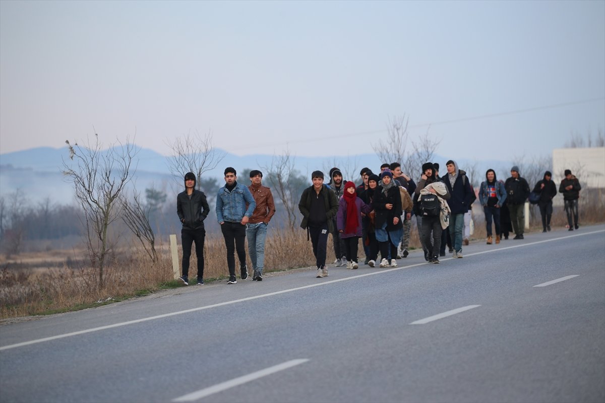 Mülteciler Avrupa'ya geçmek için sınırda