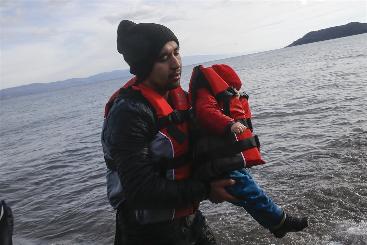 Mülteciler adalara ayak bastı