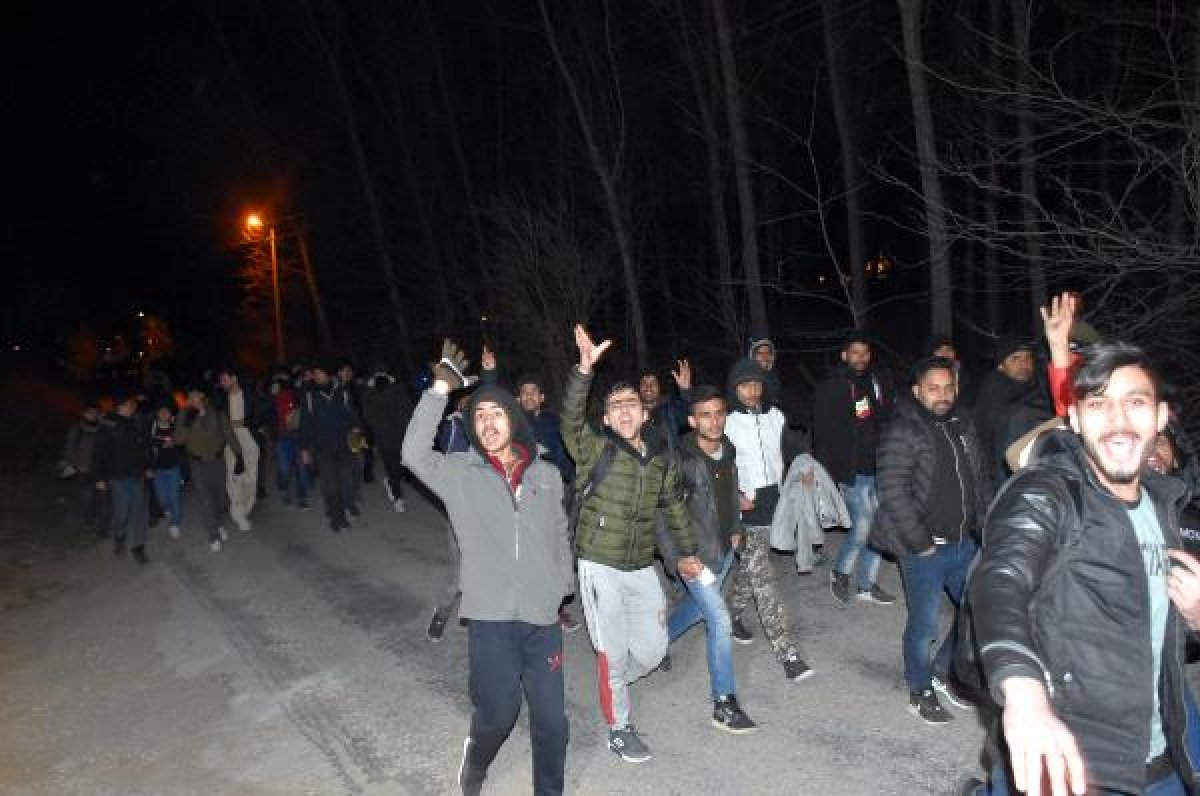 Göçmenler Yunanistan'a geçmek için sınıra yürüyor