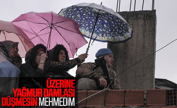 Islanmasın diye Mehmetçik'e şemsiye tuttular