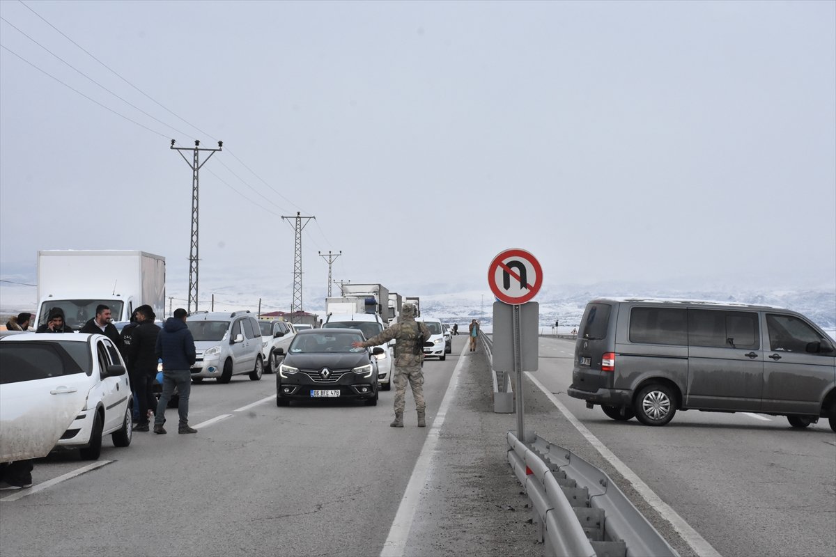 Ağrı'da gümrük müdürlüğü aracına roketli saldırı