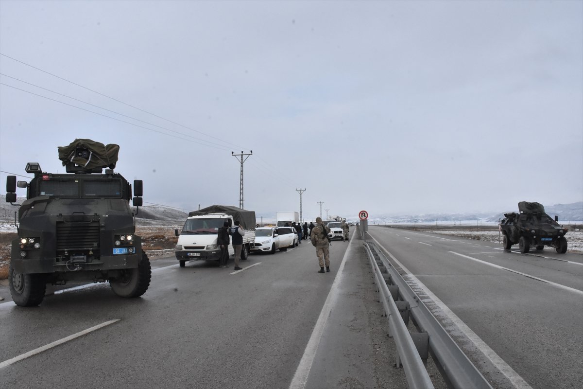 Ağrı'da gümrük müdürlüğü aracına roketli saldırı