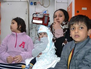 Yunan polisinin botlarını batırdığı göçmenler kurtarıldı