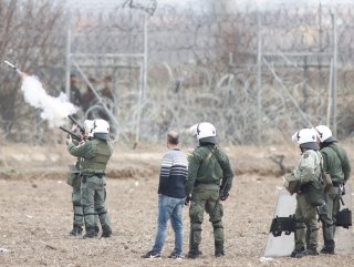 Irkçı Yunanlar sınıra indi