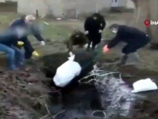 İran'da koronadan ölenler için toplu mezar