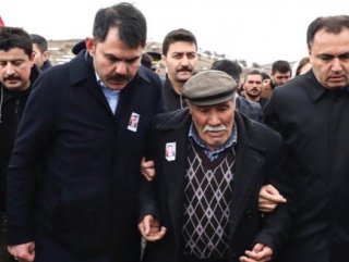 Şehit babasının sözleri Bakan Kurum'u duygulandırdı