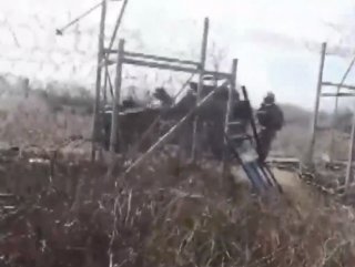 Yunan askeri Halk TV kameramanına plastik mermi sıktı