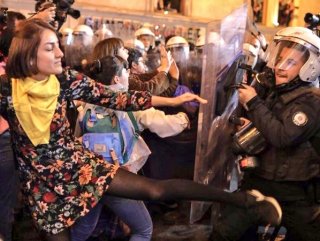Taksim'de terörist posteri açıp polise saldırdılar