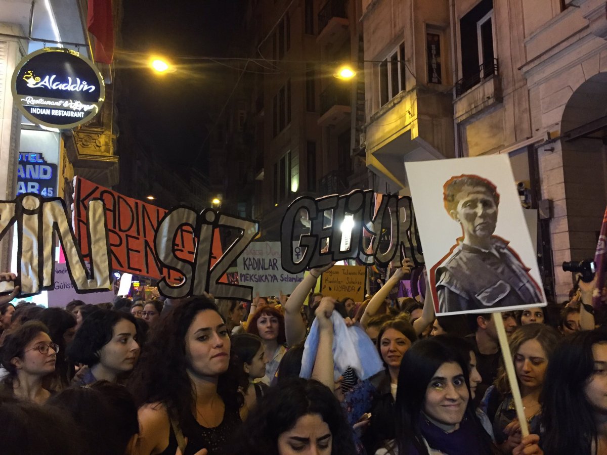 Taksim'de terörist posteri açıp polise saldırdılar