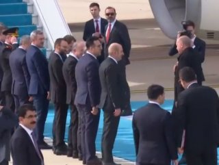 Cumhurbaşkanı Erdoğan, kimseyle tokalaşmadı