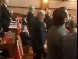 İBB'de CHP'li üyeler İstiklal Marşı'na eşlik etmedi