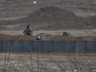 Yunanistan, sınırda siper kazıyor