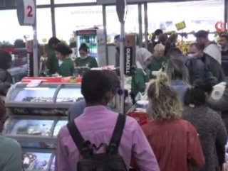 KKTC'de korona tespit edilince halk marketlere akın etti