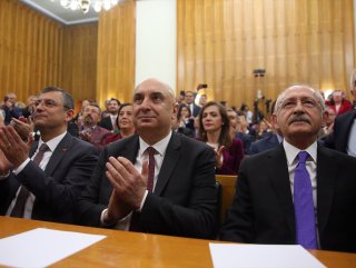 Kılıçdaroğlu, Engin Özkoç'u yanına oturttu