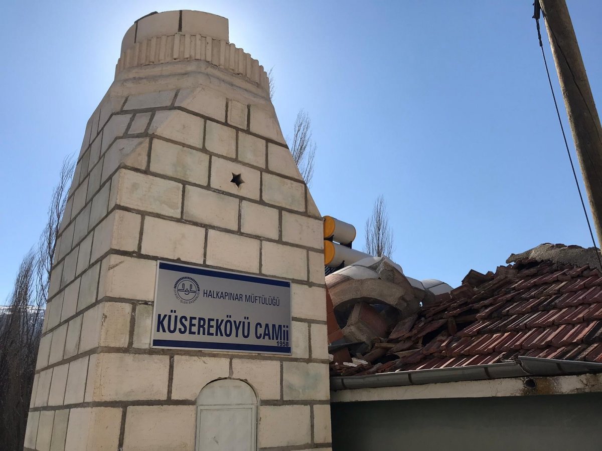 Fırtına nedeniyle evin üzerine minare devrildi