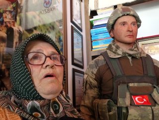 Şehit annesine oğlunun heykelini hediye ettiler