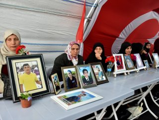 Diyarbakır'da oturma eylemine iki aile daha katıldı
