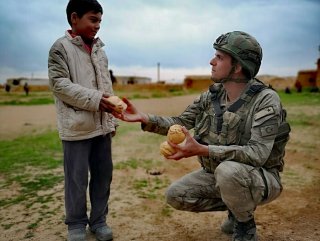 Mehmetçik ekmeğini Tel Abyadlılar ile paylaşıyor