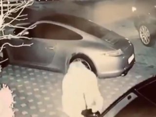 Ece Erken, arabaların aynalarını kırdı