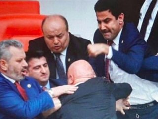 Engin Özkoç'a yumruk atan vekilin eli sargıda
